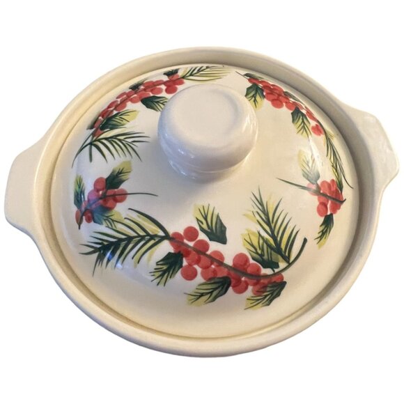 Wendover Lane Double-Handled Lidded Stoneware Baking Dish Holly 8" x 4" - Picture 12 of 16